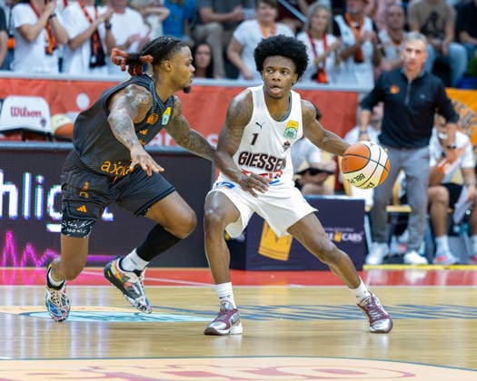 Cobe Williams, NINERS Chemnitz, 24; Nigel Scantlebury, GIESSEN 46ers, 01, Giessen 46ers vs. Niners Chemnitz, Basketball, Netto BBL Cup, DBB Cup, Matchday 1, 2026–2027 Season, September 12, 2026 Giessen 46ers vs. Niners Chemnitz, Basketball, Netto BBL Cup, DBB Cup, Matchday 1, 2026–2027 Season, September 12, 2026 Ostpreussenviertel Copyright: xEibner-Pressefoto JoergxHeinrichx EP_JHR