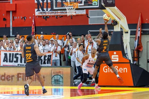 Nighael Ceaser, NINERS Chemnitz; 22, Christopher Carter, GIESSEN 46ers; 05, Stefan Smith NINERS Chemnitz, 02, Giessen 46ers vs. Niners Chemnitz, Basketball, Netto BBL Cup, DBB Cup, Matchday 1, 2026–2027 Season, September 12, 2026 Giessen 46ers vs. Niners Chemnitz, Basketball, Netto BBL Cup, DBB Cup, Matchday 1, 2026–2027 Season, September 12, 2026 Ostpreussenviertel Copyright: xEibner-Pressefoto JoergxHeinrichx EP_JHR
