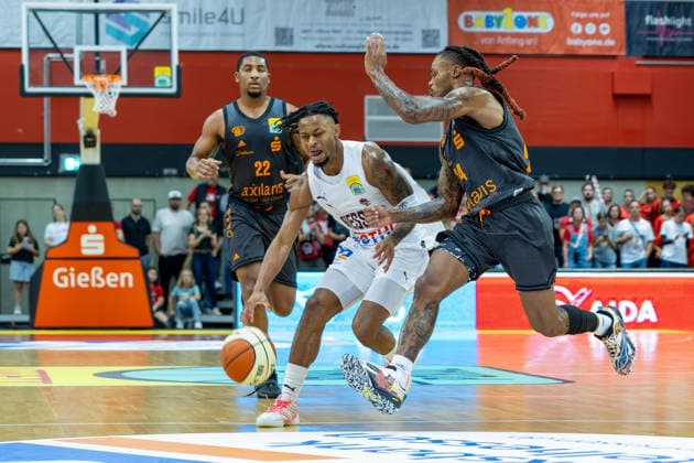 Nighael Ceaser, NINERS Chemnitz, 22; Zachery Cooks, GIESSEN 46ers, 03, Cobe Williams NINERS Chemnitz, 24, Giessen 46ers vs. Niners Chemnitz, Basketball, Netto BBL Cup, DBB Cup, Matchday 1, 2026–2027 Season, September 12, 2026, Giessen 46ers vs. Niners Chemnitz, Basketball, Netto BBL Cup, DBB Cup, Matchday 1, 2026–2027 Season, September 12, 2026, Ostpreussenviertel Copyright: xEibner-Pressefoto JoergxHeinrichx EP_JHR