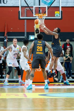 Robin Benzing, GIESSEN 46ers, 12, Zachery Cooks, GIESSEN 46ers, 03, Urald King, NINERS Chemnitz, 20, Nighael Ceaser, NINERS Chemnitz, 22, Giessen 46ers vs. Niners Chemnitz, Basketball, Netto BBL Cup, DBB Cup, Matchday 1, 2026–2027 Season, September 12, 2026 Giessen 46ers vs. Niners Chemnitz, Basketball, Netto BBL Cup, DBB Cup, Matchday 1, 2026–2027 Season, September 12, 2026, Ostpreussenviertel Copyright: xEibner-Pressefoto JoergxHeinrichx EP_JHR