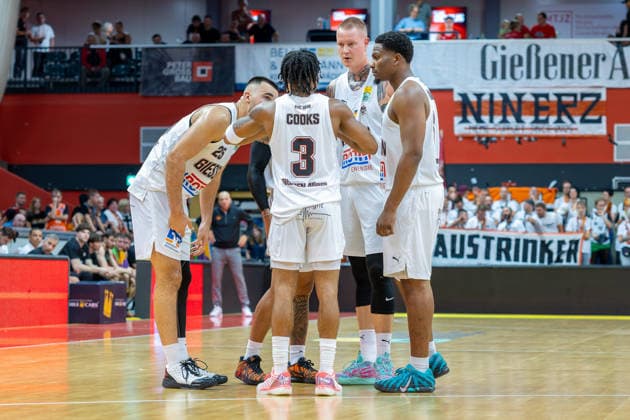 Viktor Kovacevic, GIESSEN 46ers, 25, Zachery Cooks, GIESSEN 46ers, 03, Robin Benzing GIESSEN 46ers, 12, Christopher Carter GIESSEN 46ers, 05 Giessen 46ers vs. Niners Chemnitz, Basketball, Netto BBL Cup, DBB Cup, Matchday 1, 2026–2027 season, September 12, 2026 Giessen 46ers vs. Niners Chemnitz, Basketball, Netto BBL Cup, DBB Cup, Matchday 1, 2026–2027 season, September 12, 2026, Ostpreussenviertel Copyright: xEibner-Pressefoto JoergxHeinrichx EP_JHR