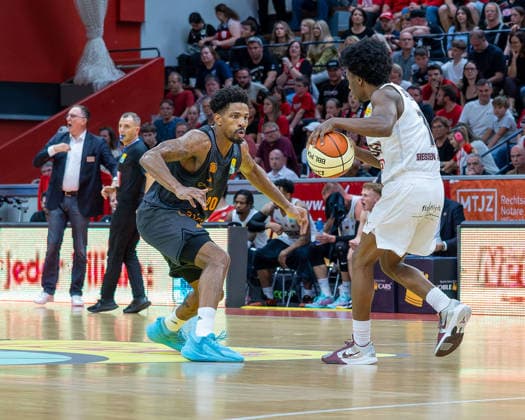 Urald King, NINERS Chemnitz, 20; Nigel Scantlebury, GIESSEN 46ers, 01, Giessen 46ers vs. Niners Chemnitz, Basketball, Netto BBL Cup, DBB Cup, Matchday 1, 2026–2027 season, September 12, 2026 Giessen 46ers vs. Niners Chemnitz, Basketball, Netto BBL Cup, DBB Cup, Matchday 1, 2026–2027 season, September 12, 2026 Ostpreussenviertel Copyright: xEibner-Pressefoto JoergxHeinrichx EP_JHR