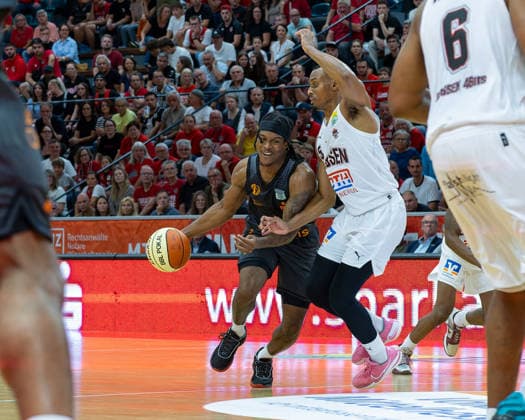Stefan Smith, Niners Chemnitz, 02; Christopher Carter, Giessen 46ers, 05; Giessen 46ers vs. Niners Chemnitz, Basketball, Netto BBL Cup, DBB Cup, Matchday 1, 2026–2027 Season, September 12, 2026 Giessen 46ers vs. Niners Chemnitz, Basketball, Netto BBL Cup, DBB Cup, Matchday 1, 2026–2027 season, September 12, 2026 Ostpreussenviertel Copyright: xEibner-Pressefoto JoergxHeinrichx EP_JHR