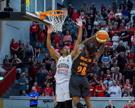 Christopher Carter, GIESSEN 46ers, 05; Cobe Williams, NINERS Chemnitz, 24; Giessen 46ers vs. Niners Chemnitz, Basketball, Netto BBL Cup, DBB Cup, Matchday 1, 2026–2027 Season, September 12, 2026 Giessen 46ers vs. Niners Chemnitz, Basketball, Netto BBL Cup, DBB Cup, Matchday 1, 2026–2027 Season, September 12, 2026 Ostpreussenviertel Copyright: xEibner-Pressefoto JoergxHeinrichx EP_JHR