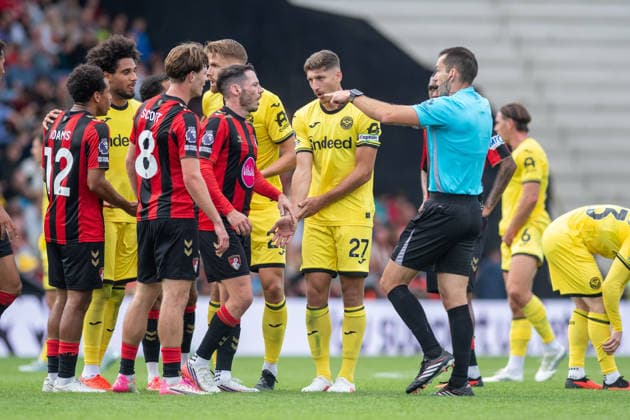 AFC Bournemouth v Brentford, Premier League Players surround Referee Jarred Gillett waiting for VAR review during the AFC Bournemouth v Brentford Premier League match at Vitality Stadium, Bournemouth, England on 12 September 2026 Credit: Andy Thomas Every Second Media Editorial use only. All images are copyright Every Second Media Limited. No images may be reproduced without prior permission. All rights reserved. Premier League and Football League images are subject to licensing agreements with Football DataCo Limited. see https: www.football-dataco.com Copyright: xIMAGO EveryxSecondxMediax ESM-2160-0056 AndyxThomasx xEveryxSecondxMediax