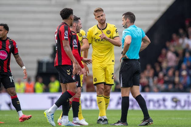 AFC Bournemouth v Brentford, Premier League Players surround Referee Jarred Gillett waiting for VAR review during the AFC Bournemouth v Brentford Premier League match at Vitality Stadium, Bournemouth, England on 12 September 2026 Credit: Andy Thomas Every Second Media Editorial use only. All images are copyright Every Second Media Limited. No images may be reproduced without prior permission. All rights reserved. Premier League and Football League images are subject to licensing agreements with Football DataCo Limited. see https: www.football-dataco.com Copyright: xIMAGO EveryxSecondxMediax ESM-2160-0057 AndyxThomasx xEveryxSecondxMediax