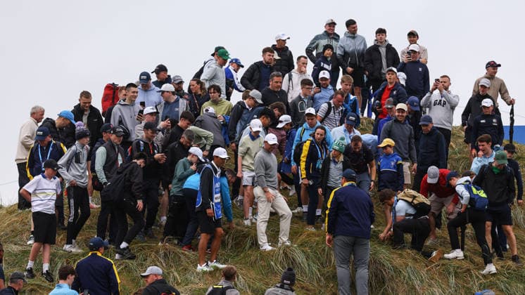 2026 Amgen Irish Open - Fourth Round, Trump International Golf Links, Doonbeg 13 9 2026 Rory McIlroy and fans look for his ball in the rough on the third Rory McIlroy and fans look for his ball in the rough on the third 13 9 2026  Copyright: xx BB2_9177