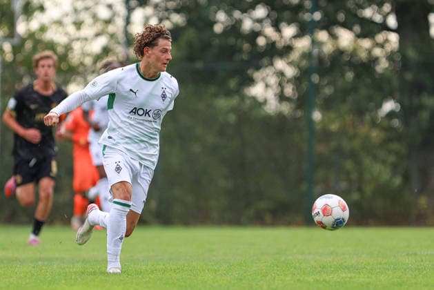Simon Neugebauer of Borussia Mönchengladbach in action, on the ball, making a solo run during the A-Junior Bundesliga match between SV Elversberg and Borussia Mönchengladbach at Jungenwald on September 13, 2026, in Püttlingen, Germany. Photo by Oliver Kaelke, DeFodi Images. Simon Neugebauer of Borussia Mönchengladbach controls the ball during the Bundesliga match between SV Elversberg and Borussia Mönchengladbach at am Jungenwald on September 13, 2026 in Puettlingen, Germany. Photo by Oliver Kaelke, DeFodi Images. DFB and DFL regulations prohibit any use of photographs as image sequences and or quasi-video. Photo by Oliver Kaelke, DeFodi Images.