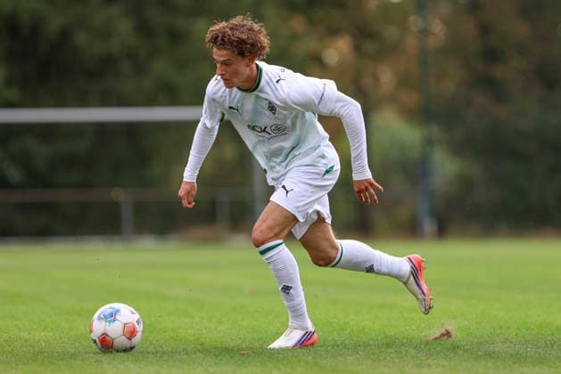 Simon Neugebauer of Borussia Mönchengladbach in action, on the ball, making a solo run during the A-Junior Bundesliga match between SV Elversberg and Borussia Mönchengladbach at Jungenwald on September 13, 2026, in Püttlingen, Germany. Photo by Oliver Kaelke, DeFodi Images. Simon Neugebauer of Borussia Mönchengladbach controls the ball during the Bundesliga match between SV Elversberg and Borussia Mönchengladbach at am Jungenwald on September 13, 2026 in Puettlingen, Germany. Photo by Oliver Kaelke, DeFodi Images. DFB and DFL regulations prohibit any use of photographs as image sequences and or quasi-video. Photo by Oliver Kaelke, DeFodi Images.