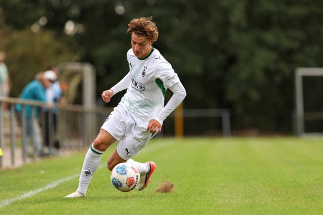 Simon Neugebauer of Borussia Mönchengladbach in action, on the ball, making a solo run during the A-Junior Bundesliga match between SV Elversberg and Borussia Mönchengladbach at the Jungenwald on September 13, 2026, in Püttlingen, Germany Photo by Oliver Kaelke, DeFodi Images Simon Neugebauer of Borussia Mönchengladbach controls the ball during the Bundesliga match between SV Elversberg and Borussia Mönchengladbach at am Jungenwald on September 13, 2026 in Puettlingen, Germany. Photo by Oliver Kaelke, DeFodi Images. DFB and DFL regulations prohibit any use of photographs as image sequences and or quasi-video. Photo by Oliver Kaelke, DeFodi Images.