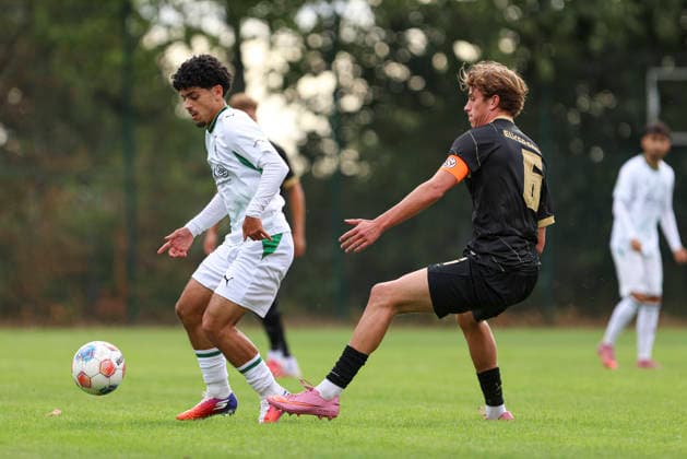 Abdul Al Khalaf of Borussia Mönchengladbach and Emil Geisselmann of SV Elversberg battle for the ball during the A-Junior Bundesliga match between SV Elversberg and Borussia Mönchengladbach at Jungenwald on September 13, 2026, in Püttlingen, Germany. Photo by Oliver Kaelke, DeFodi Images. Abdul Al Khalaf of Borussia Mönchengladbach and Emil Geisselmann of SV Elversberg battle for the ball during the Bundesliga match between SV Elversberg and Borussia Mönchengladbach at am Jungenwald on September 13, 2026 in Puettlingen, Germany. Photo by Oliver Kaelke, DeFodi Images. DFB and DFL regulations prohibit any use of photographs as image sequences and or quasi-video. Photo by Oliver Kaelke, DeFodi Images.