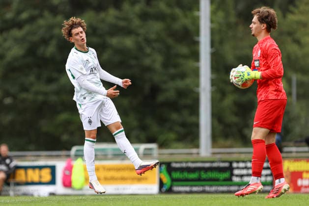 Simon Neugebauer of Borussia Mönchengladbach gestures during the A-Junior Bundesliga match between SV Elversberg and Borussia Mönchengladbach at Jungenwald on September 13, 2026, in Püttlingen, Germany Photo by Oliver Kaelke DeFodi Images Simon Neugebauer of Borussia Mönchengladbach gestures during the Bundesliga match between SV Elversberg and Borussia Mönchengladbach at Jungenwald on September 13, 2026 at Jungenwald in Puettlingen, Germany. Photo by Oliver Kaelke, DeFodi Images. DFB and DFL regulations prohibit any use of photographs as image sequences and or quasi-video. Photo by Oliver Kaelke, DeFodi Images
