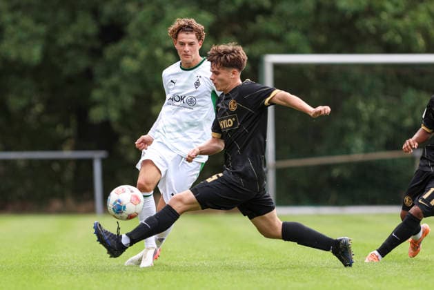 Simon Neugebauer of Borussia Mönchengladbach and Robin Heydt of SV Elversberg battle for the ball during the U-19 Bundesliga match between SV Elversberg and Borussia Mönchengladbach at Jungenwald on September 13, 2026, in Puettlingen, Germany. Photo by Oliver Kaelke, DeFodi Images. Simon Neugebauer of Borussia Mönchengladbach and Robin Heydt of SV Elversberg battle for the ball during the Under-19 Bundesliga match between SV Elversberg and Borussia Mönchengladbach at am Jungenwald on September 13, 2026 in Puettlingen, Germany. Photo by Oliver Kaelke, DeFodi Images. DFB and DFL regulations prohibit any use of photographs as image sequences and or quasi-video. Photo by Oliver Kaelke, DeFodi Images.