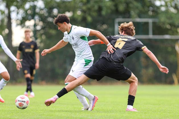 Filip Zahalka of Borussia Mönchengladbach and Emil Geisselmann of SV Elversberg battle for the ball during the U-19 Bundesliga match between SV Elversberg and Borussia Mönchengladbach at Jungenwald on September 13, 2026, in Puettlingen, Germany. Photo by Oliver Kaelke, DeFodi Images. Filip Zahalka of Borussia Mönchengladbach and Emil Geisselmann of SV Elversberg battle for the ball during the Under-19 Bundesliga match between SV Elversberg and Borussia Mönchengladbach at am Jungenwald on September 13, 2026 in Puettlingen, Germany. Photo by Oliver Kaelke, DeFodi Images. DFB and DFL regulations prohibit any use of photographs as image sequences and or quasi-video. Photo by Oliver Kaelke, DeFodi Images.