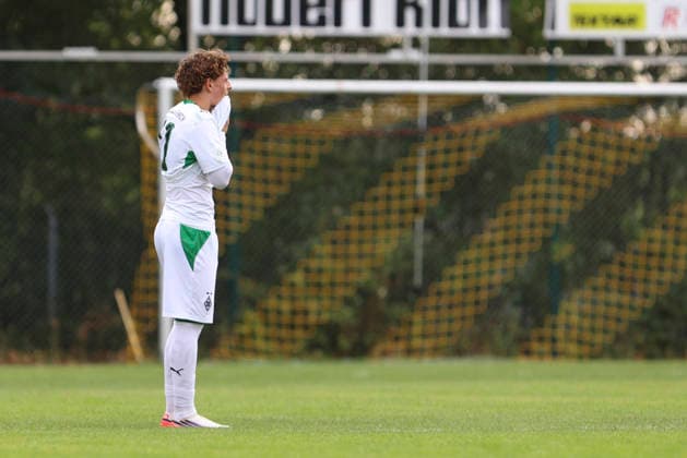 Simon Neugebauer of Borussia Mönchengladbach looks dejected during the U-19 Bundesliga match between SV Elversberg and Borussia Mönchengladbach at Jungenwald on September 13, 2026, in Püttlingen, Germany. Photo by Oliver Kaelke, DeFodi Images. Simon Neugebauer of Borussia Mönchengladbach looks dejected during the Under-19 Bundesliga match between SV Elversberg and Borussia Mönchengladbach at am Jungenwald on September 13, 2026 in Puettlingen, Germany. Photo by Oliver Kaelke, DeFodi Images. DFB and DFL regulations prohibit any use of photographs as image sequences and or quasi-video. Photo by Oliver Kaelke, DeFodi Images.