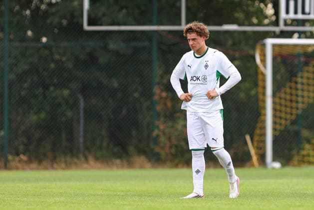 Simon Neugebauer of Borussia Mönchengladbach looks dejected during the U-19 Bundesliga match between SV Elversberg and Borussia Mönchengladbach at Jungenwald on September 13, 2026, in Püttlingen, Germany. Photo by Oliver Kaelke, DeFodi Images. Simon Neugebauer of Borussia Mönchengladbach looks dejected during the Under-19 Bundesliga match between SV Elversberg and Borussia Mönchengladbach at am Jungenwald on September 13, 2026 in Puettlingen, Germany. Photo by Oliver Kaelke, DeFodi Images. DFB and DFL regulations prohibit any use of photographs as image sequences and or quasi-video. Photo by Oliver Kaelke, DeFodi Images.