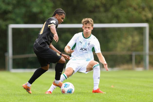 Jamal Mekoma of SV Elversberg and Jesse Ernst of Borussia Mönchengladbach battle for the ball during the U-19 Bundesliga match between SV Elversberg and Borussia Mönchengladbach at Jungenwald on September 13, 2026, in Püttlingen, Germany. Photo by Oliver Kaelke, DeFodi Images. Jamal Mekoma of SV Elversberg and Jesse Ernst of Borussia Mönchengladbach battle for the ball during the Under-19 Bundesliga match between SV Elversberg and Borussia Mönchengladbach at am Jungenwald on September 13, 2026 in Puettlingen, Germany. Photo by Oliver Kaelke, DeFodi Images. DFB and DFL regulations prohibit any use of photographs as image sequences and or quasi-video. Photo by Oliver Kaelke, DeFodi Images