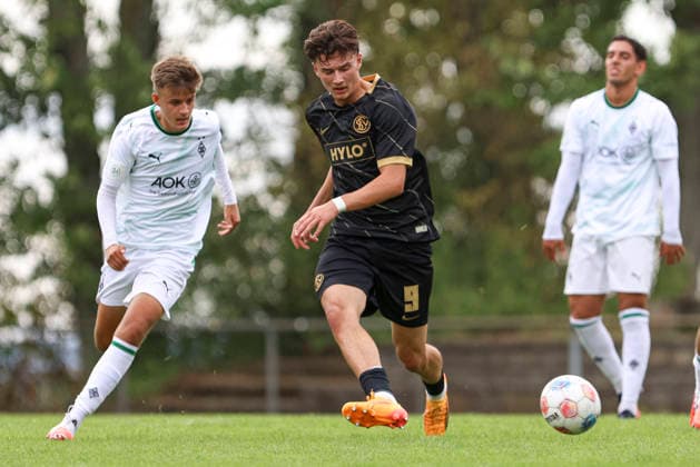 Orlind Tushi of SV Elversberg in action, on the ball, making a solo play during the A-Junior Bundesliga match between SV Elversberg and Borussia Mönchengladbach at the Jungenwald on September 13, 2026, in Püttlingen, Germany Photo by Oliver Kaelke DeFodi Images Orlind Tushi of SV Elversberg controls the ball during the Under-19 Bundesliga match between SV Elversberg and Borussia Mönchengladbach at am Jungenwald on September 13, 2026 in Puettlingen, Germany. Photo by Oliver Kaelke, DeFodi Images. DFB and DFL regulations prohibit any use of photographs as image sequences and or quasi-video. Photo by Oliver Kaelke, DeFodi Images.