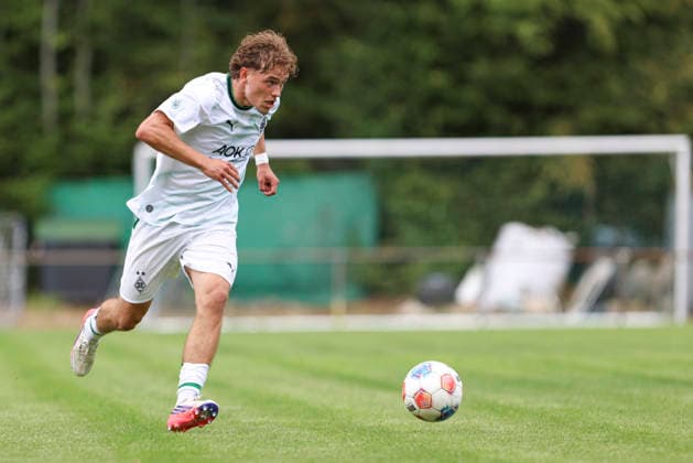 Mika Van Lipzig of Borussia Mönchengladbach in action, on the ball, making a solo run during the A-Junior Bundesliga match between SV Elversberg and Borussia Mönchengladbach at Jungenwald on September 13, 2026, in Puettlingen, Germany Photo by Oliver Kaelke DeFodi Images Mika Van Lipzig of Borussia Mönchengladbach controls the ball during the Under-19 Bundesliga match between SV Elversberg and Borussia Mönchengladbach at am Jungenwald on September 13, 2026 in Puettlingen, Germany. Photo by Oliver Kaelke, DeFodi Images. DFB and DFL regulations prohibit any use of photographs as image sequences and or quasi-video. Photo by Oliver Kaelke, DeFodi Images.