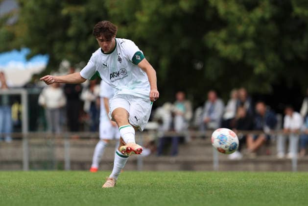Armin Spahic of Borussia Mönchengladbach in action, on the ball, making a solo run during the A-Junior Bundesliga match between SV Elversberg and Borussia Mönchengladbach at Jungenwald on September 13, 2026, in Püttlingen, Germany Photo by Oliver Kaelke DeFodi Images Armin Spahic of Borussia Mönchengladbach controls the ball during the Under-19 Bundesliga match between SV Elversberg and Borussia Mönchengladbach at am Jungenwald on September 13, 2026 in Puettlingen, Germany. Photo by Oliver Kaelke, DeFodi Images. DFB and DFL regulations prohibit any use of photographs as image sequences and or quasi-video. Photo by Oliver Kaelke, DeFodi Images.