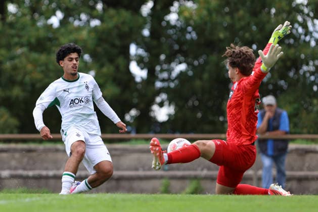 Abdul Al Khalaf of Borussia Mönchengladbach and goalkeeper Florian Brück of SV Elversberg battle for the ball during the U-19 Bundesliga match between SV Elversberg and Borussia Mönchengladbach at Jungenwald on September 13, 2026, in Püttlingen, Germany. Photo by Oliver Kaelke, DeFodi Images. Abdul Al Khalaf of Borussia Mönchengladbach and goalkeeper Florian Brück of SV Elversberg battle for the ball during the Under-19 Bundesliga match between SV Elversberg and Borussia Mönchengladbach at am Jungenwald on September 13, 2026 in Puettlingen, Germany Photo by Oliver Kaelke DeFodi Images DFB DFL REGULATIONS PROHIBIT ANY USE OF PHOTOGRAPHS AS IMAGE SEQUENCES AND OR QUASI-VIDEO Photo by Oliver Kaelke DeFodi Images