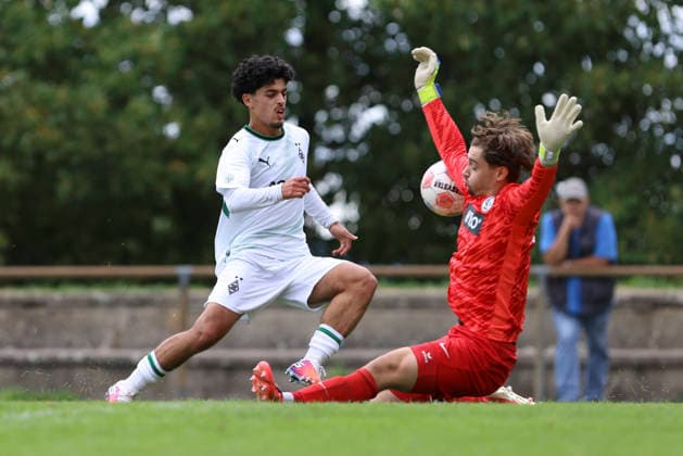 Abdul Al Khalaf of Borussia Mönchengladbach and goalkeeper Florian Brück of SV Elversberg battle for the ball during the U-19 Bundesliga match between SV Elversberg and Borussia Mönchengladbach at Jungenwald on September 13, 2026, in Püttlingen, Germany. Photo by Oliver Kaelke, DeFodi Images. Abdul Al Khalaf of Borussia Mönchengladbach and goalkeeper Florian Brück of SV Elversberg battle for the ball during the Under-19 Bundesliga match between SV Elversberg and Borussia Mönchengladbach at am Jungenwald on September 13, 2026 in Puettlingen, Germany Photo by Oliver Kaelke DeFodi Images DFB DFL REGULATIONS PROHIBIT ANY USE OF PHOTOGRAPHS AS IMAGE SEQUENCES AND OR QUASI-VIDEO Photo by Oliver Kaelke DeFodi Images