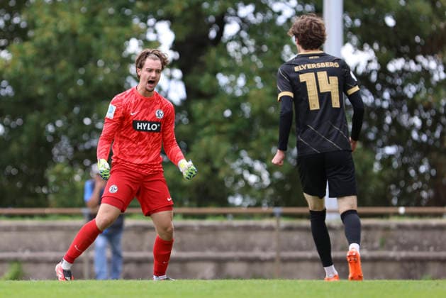 SV Elversberg goalkeeper Florian Brueck gestures during the Under-19 Bundesliga match between SV Elversberg and Borussia Mönchengladbach at Jungenwald on September 13, 2026, in Püttlingen, Germany Photo by Oliver Kaelke DeFodi Images Goalkeeper Florian Brueck of SV Elversberg gestures during the Under-19 Bundesliga match between SV Elversberg and Borussia Mönchengladbach at am Jungenwald on September 13, 2026, at Jungenwald in Puettlingen, Germany. Photo by Oliver Kaelke, DeFodi Images. DFB and DFL regulations prohibit any use of photographs as image sequences and or quasi-video. Photo by Oliver Kaelke, DeFodi Images.