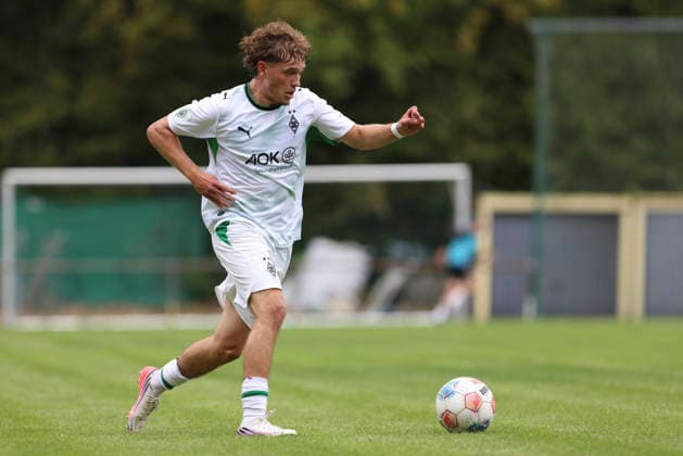 Mika Van Lipzig of Borussia Mönchengladbach in action, on the ball, making a solo run during the U-19 Bundesliga match between SV Elversberg and Borussia Mönchengladbach at Jungenwald on September 13, 2026, in Püttlingen, Germany. Photo by Oliver Kaelke, DeFodi Images. Mika Van Lipzig of Borussia Mönchengladbach controls the ball during the Under-19 Bundesliga match between SV Elversberg and Borussia Mönchengladbach at am Jungenwald on September 13, 2026 in Puettlingen, Germany. Photo by Oliver Kaelke, DeFodi Images. DFB and DFL regulations prohibit any use of photographs as image sequences and or quasi-video. Photo by Oliver Kaelke, DeFodi Images.