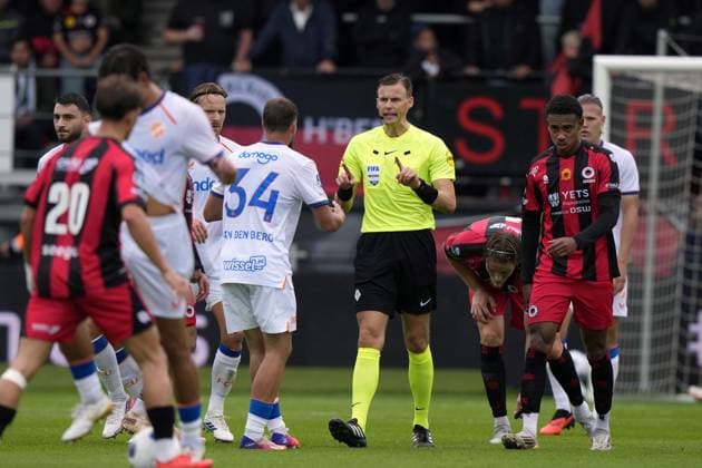 ROTTERDAM - (lr) Davy van den Berg of FC Utrecht and referee Sander van der Eijk during the Dutch Eredivisie match between Excelsior and FC Utrecht at Woudestein Stadium on September 13, 2026 in Rotterdam, the Netherlands. TOBIAS KLEUVER ANP Eredivisie 2026 27 xVIxANPxSportx xxANPxIVx 568469851 originalFilename: 568469851.jpg