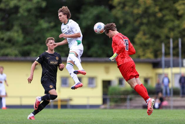 Maximilian Donner of Borussia Mönchengladbach and goalkeeper Florian Brück of SV Elversberg battle for the ball during the U-19 Bundesliga match between SV Elversberg and Borussia Mönchengladbach at Jungenwald on September 13, 2026, in Püttlingen, Germany Photo by Oliver Kaelke DeFodi Images Maximilian Donner of Borussia Mönchengladbach and goalkeeper Florian Brueck of SV Elversberg battle for the ball during the Under-19 Bundesliga match between SV Elversberg and Borussia Mönchengladbach at am Jungenwald on September 13, 2026 in Puettlingen, Germany. Photo by Oliver Kaelke, DeFodi Images. DFB and DFL regulations prohibit any use of photographs as image sequences and or quasi-video. Photo by Oliver Kaelke, DeFodi Images