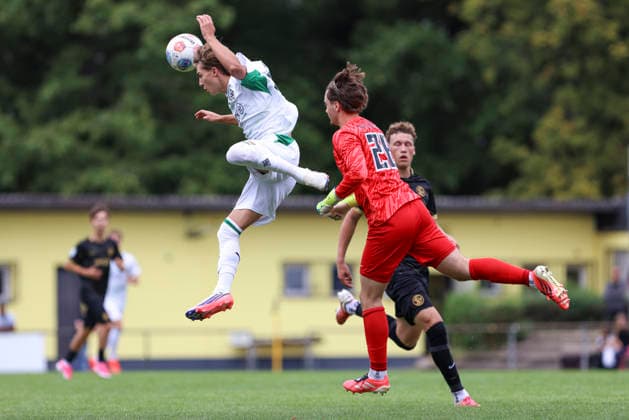 Maximilian Donner of Borussia Mönchengladbach and goalkeeper Florian Brück of SV Elversberg battle for the ball during the U-19 Bundesliga match between SV Elversberg and Borussia Mönchengladbach at Jungenwald on September 13, 2026, in Püttlingen, Germany Photo by Oliver Kaelke DeFodi Images Maximilian Donner of Borussia Mönchengladbach and goalkeeper Florian Brueck of SV Elversberg battle for the ball during the Under-19 Bundesliga match between SV Elversberg and Borussia Mönchengladbach at am Jungenwald on September 13, 2026 in Puettlingen, Germany. Photo by Oliver Kaelke, DeFodi Images. DFB and DFL regulations prohibit any use of photographs as image sequences and or quasi-video. Photo by Oliver Kaelke, DeFodi Images