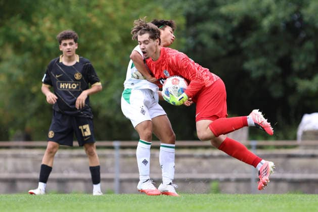 Shinnosuke Yamakawa of Borussia Mönchengladbach and goalkeeper Florian Brück of SV Elversberg battle for the ball during the U-19 Bundesliga match between SV Elversberg and Borussia Mönchengladbach at Jungenwald on September 13, 2026, in Püttlingen, Germany Photo by Oliver Kaelke DeFodi Images Shinnosuke Yamakawa of Borussia Mönchengladbach and goalkeeper Florian Brück of SV Elversberg battle for the ball during the Under-19 Bundesliga match between SV Elversberg and Borussia Mönchengladbach at am Jungenwald on September 13, 2026 in Puettlingen, Germany. Photo by Oliver Kaelke, DeFodi Images. DFB and DFL regulations prohibit any use of photographs as image sequences and or quasi-video. Photo by Oliver Kaelke, DeFodi Images