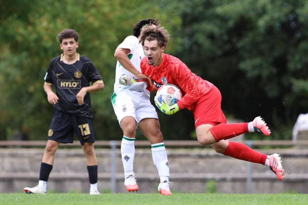 Shinnosuke Yamakawa of Borussia Mönchengladbach and goalkeeper Florian Brück of SV Elversberg battle for the ball during the U-19 Bundesliga match between SV Elversberg and Borussia Mönchengladbach at Jungenwald on September 13, 2026, in Püttlingen, Germany Photo by Oliver Kaelke DeFodi Images Shinnosuke Yamakawa of Borussia Mönchengladbach and goalkeeper Florian Brück of SV Elversberg battle for the ball during the Under-19 Bundesliga match between SV Elversberg and Borussia Mönchengladbach at am Jungenwald on September 13, 2026 in Puettlingen, Germany. Photo by Oliver Kaelke, DeFodi Images. DFB and DFL regulations prohibit any use of photographs as image sequences and or quasi-video. Photo by Oliver Kaelke, DeFodi Images