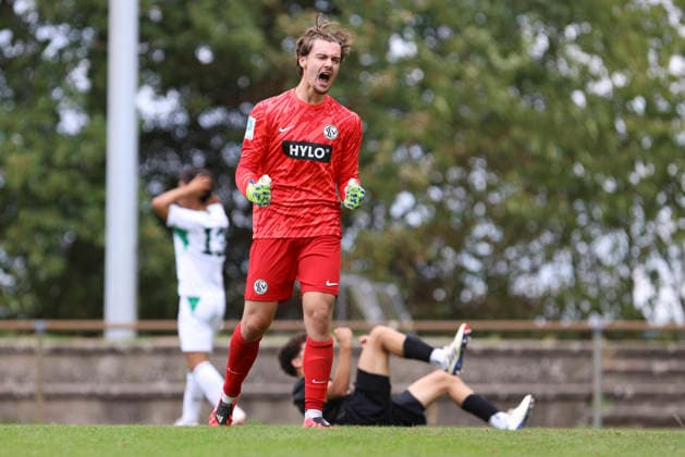 Goalkeeper Florian Brueck of SV Elversberg celebrates after the 2-1 victory during the U-19 Bundesliga match between SV Elversberg and Borussia Mönchengladbach at Jungenwald on September 13, 2026, in Puettlingen, Germany. Photo by Oliver Kaelke, DeFodi Images. Goalkeeper Florian Brueck of SV Elversberg celebrates after winning the Under-19 Bundesliga match between SV Elversberg and Borussia Mönchengladbach at Jungenwald on September 13, 2026 in Puettlingen, Germany Photo by Oliver Kaelke, DeFodi Images DFB and DFL regulations prohibit any use of photographs as image sequences and or quasi-video Photo by Oliver Kaelke, DeFodi Images