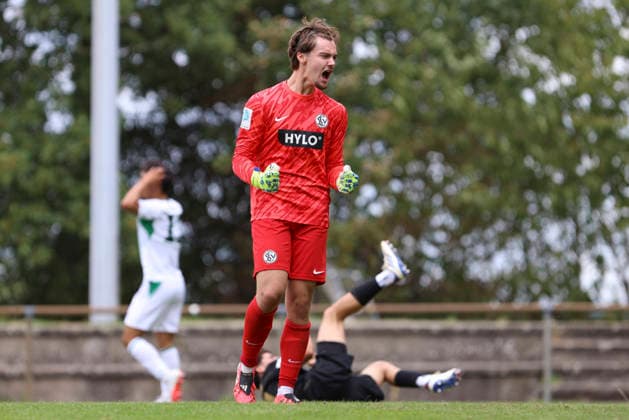 Goalkeeper Florian Brueck of SV Elversberg celebrates after the 2-1 victory during the U-19 Bundesliga match between SV Elversberg and Borussia Mönchengladbach at Jungenwald on September 13, 2026, in Puettlingen, Germany. Photo by Oliver Kaelke, DeFodi Images. Goalkeeper Florian Brueck of SV Elversberg celebrates after winning the Under-19 Bundesliga match between SV Elversberg and Borussia Mönchengladbach at Jungenwald on September 13, 2026 in Puettlingen, Germany Photo by Oliver Kaelke, DeFodi Images DFB and DFL regulations prohibit any use of photographs as image sequences and or quasi-video Photo by Oliver Kaelke, DeFodi Images