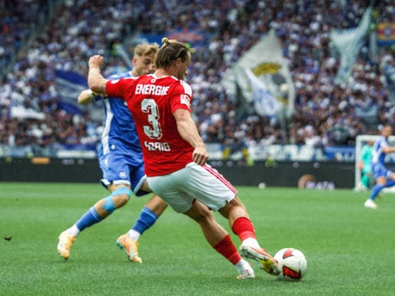 September 13, 2026, xwppx, Soccer 2. Bundesliga, Karlsruher SC vs. Energie Cottbus, Henry Rorig, Energie Cottbus on a cross. DFL and DFB regulations prohibit any use of photographs as image sequences and or quasi-video. Karlsruhe