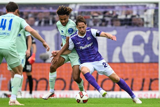 2. Bundesliga, Matchday 26, VfL Osnabrück vs. Hertha BSC Berlin on September 13, 2026, at Bremer Brücke in Osnabrück; Oluwaseun Adewumi (Berlin) in a tackle with Jannik Müller (Osnabrück) MT