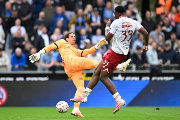 Club Brugge v Royal Antwerp FC - Jupiler Pro League BRUGGE, BELGIUM - SEPTEMBER 13 : Porozo Snayder forward of Royal Antwerp FC beats Sommer Yann goalkeeper of Club Brugge to the ball during the Jupiler Pro League match between Club Brugge and Royal Antwerp FC on September 13, 2026 in Brugge, Belgium, 13 09 2026 Brugge Belgium  Copyright: xNicoxVereeckenx