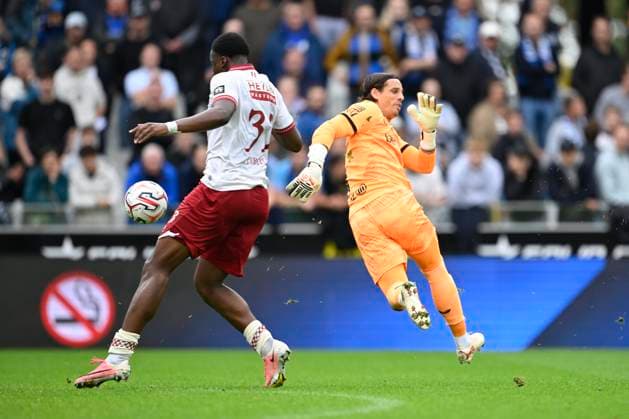 Club Brugge v Royal Antwerp FC - Jupiler Pro League BRUGGE, BELGIUM - SEPTEMBER 13 : Porozo Snayder forward of Royal Antwerp FC beats Sommer Yann goalkeeper of Club Brugge to the ball during the Jupiler Pro League match between Club Brugge and Royal Antwerp FC on September 13, 2026 in Brugge, Belgium, 13 09 2026 Brugge Belgium  Copyright: xNicoxVereeckenx