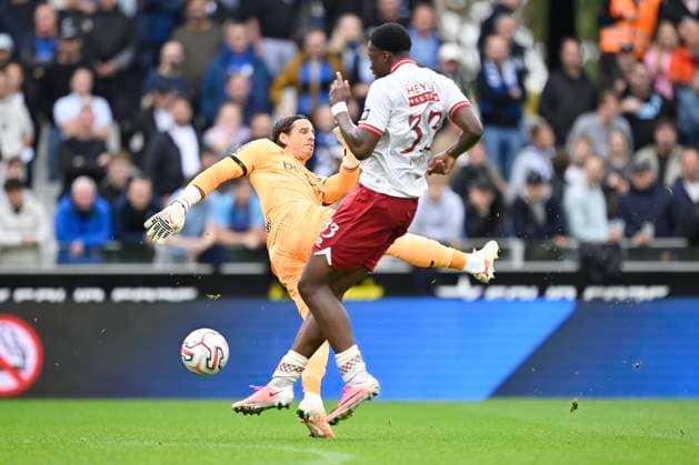Club Brugge v Royal Antwerp FC - Jupiler Pro League BRUGGE, BELGIUM - SEPTEMBER 13 : Porozo Snayder forward of Royal Antwerp FC beats Sommer Yann goalkeeper of Club Brugge to the ball during the Jupiler Pro League match between Club Brugge and Royal Antwerp FC on September 13, 2026 in Brugge, Belgium, 13 09 2026 Brugge Belgium  Copyright: xNicoxVereeckenx