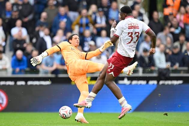 Club Brugge v Royal Antwerp FC - Jupiler Pro League BRUGGE, BELGIUM - SEPTEMBER 13 : Porozo Snayder forward of Royal Antwerp FC beats Sommer Yann goalkeeper of Club Brugge to the ball during the Jupiler Pro League match between Club Brugge and Royal Antwerp FC on September 13, 2026 in Brugge, Belgium, 13 09 2026 Brugge Belgium  Copyright: xNicoxVereeckenx