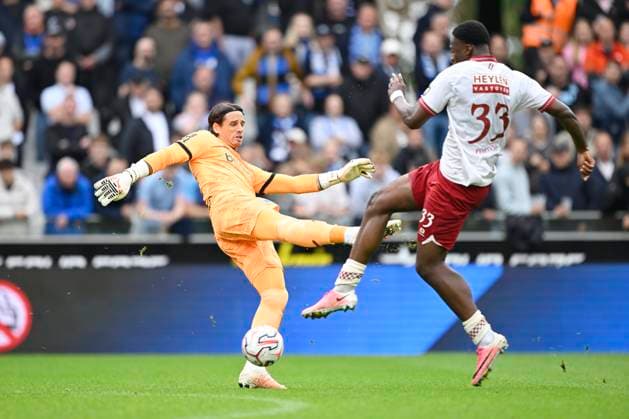 Club Brugge v Royal Antwerp FC - Jupiler Pro League BRUGGE, BELGIUM - SEPTEMBER 13 : Porozo Snayder forward of Royal Antwerp FC beats Sommer Yann goalkeeper of Club Brugge to the ball during the Jupiler Pro League match between Club Brugge and Royal Antwerp FC on September 13, 2026 in Brugge, Belgium, 13 09 2026 Brugge Belgium  Copyright: xNicoxVereeckenx