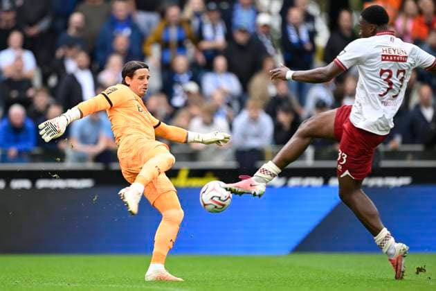 Club Brugge v Royal Antwerp FC - Jupiler Pro League BRUGGE, BELGIUM - SEPTEMBER 13 : Porozo Snayder forward of Royal Antwerp FC beats Sommer Yann goalkeeper of Club Brugge to the ball during the Jupiler Pro League match between Club Brugge and Royal Antwerp FC on September 13, 2026 in Brugge, Belgium, 13 09 2026 Brugge Belgium  Copyright: xNicoxVereeckenx