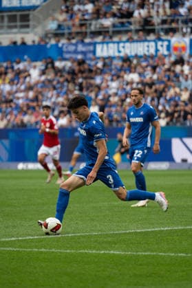 September 13, 2026, xjyhynx, Soccer 2. Bundesliga, Karlsruher SC vs. Energie Cottbus, Deniz Ofli 3, Karlsruher SC plays a pass. DFL and DFB regulations prohibit any use of photographs as image sequences and or quasi-video. Karlsruhe