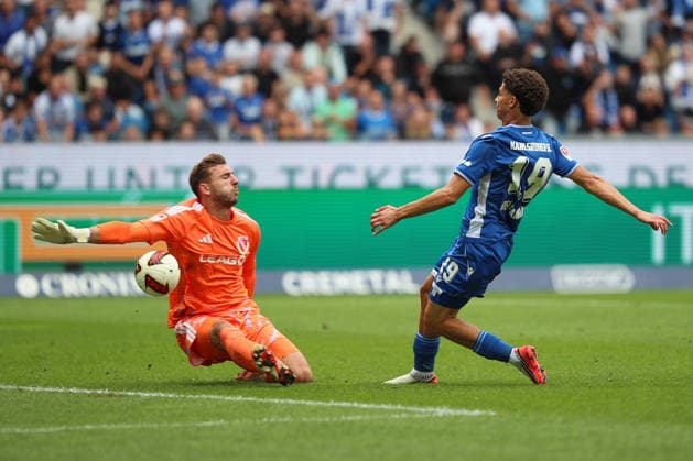 Marcel Lotka of Energie Cottbus, goalkeeper 01, stops a shot by Louey Ben Farhat of Karlsruher SC, 19, Karlsruher SC vs. Energie Cottbus, 2. Bundesliga, Matchday 5, 2026–2027, September 13, 2026, DFL regulations prohibit any use of photographs as image sequences and or quasi-video, Karlsruher SC vs. Energie Cottbus, 2. Bundesliga, Matchday 5, 2026–2027, September 13, 2026, Karlsruhe Copyright: xEibner-Pressefoto JanxPrihodax EP_JPA