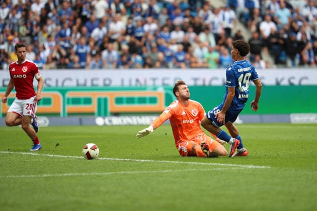 Marcel Lotka of Energie Cottbus, goalkeeper 01, stops a shot by Louey Ben Farhat of Karlsruher SC, 19, Karlsruher SC vs. Energie Cottbus, 2. Bundesliga, Matchday 5, 2026–2027, September 13, 2026, DFL regulations prohibit any use of photographs as image sequences and or quasi-video, Karlsruher SC vs. Energie Cottbus, 2. Bundesliga, Matchday 5, 2026–2027, September 13, 2026, Karlsruhe Copyright: xEibner-Pressefoto JanxPrihodax EP_JPA
