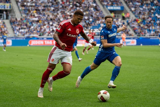 September 13, 2026, xjyhynx, Soccer, 2. Bundesliga, Karlsruher SC vs. Energie Cottbus, Justin Butler 31, Energie Cottbus dribbling past Christoph Kobald 22, Karlsruher SC DFL DFB REGULATIONS PROHIBIT ANY USE OF PHOTOGRAPHS AS IMAGE SEQUENCES AND OR QUASI-VIDEO Karlsruhe