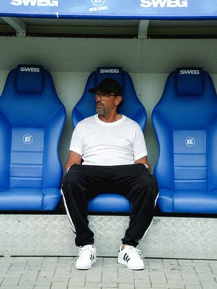 September 13, 2026, xwppx, Soccer 2. Bundesliga, Karlsruher SC vs. Energie Cottbus, Coach Claus Dieter Wollitz, Energie Cottbus. DFL and DFB regulations prohibit any use of photographs as image sequences and or quasi-video. Karlsruhe