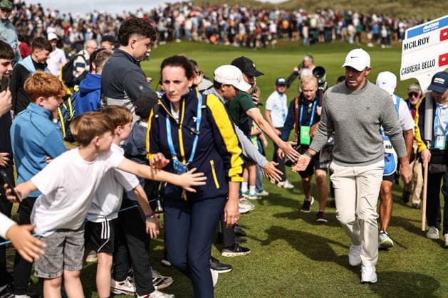 2026 Amgen Irish Open - Fourth Round, Trump International Golf Links, Doonbeg 13 9 2026 Rory McIlroy high fives young fans as he walks up to the eighteenth green Rory McIlroy high fives young fans as he walks up to the eighteenth green 13 9 2026  Copyright: xx AC2_0977