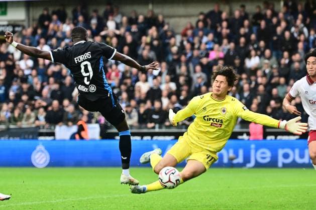 Club Brugge v Royal Antwerp FC - Jupiler Pro League BRUGGE, BELGIUM - SEPTEMBER 13 : Forbs Carlos forward of Club Brugge and Nozawa Brandon Taishi goalkeeper of Royal Antwerp FC battle for the ball during the Jupiler Pro League match between Club Brugge and Royal Antwerp FC on September 13, 2026 in Brugge, Belgium, 13 09 2026 Brugge Belgium  Copyright: xPeterxDexVoechtx